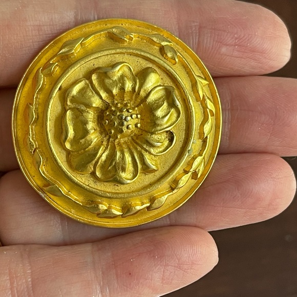 Karl Lagerfeld Vintage gold earrings. Beautiful flower surrounded by leaf vine. - Picture 2 of 5